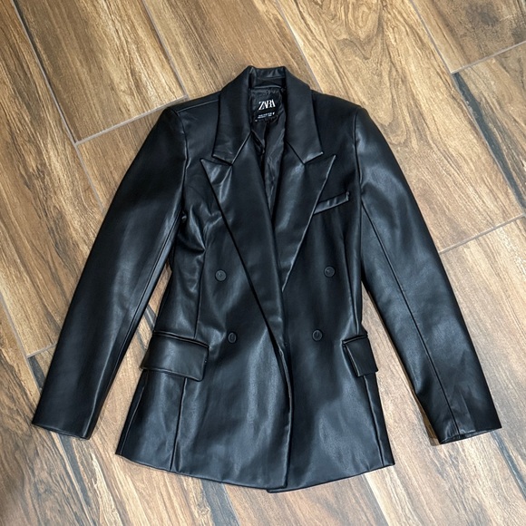 Zara Women's Sleek Black Blazer - Picture 1 of 1